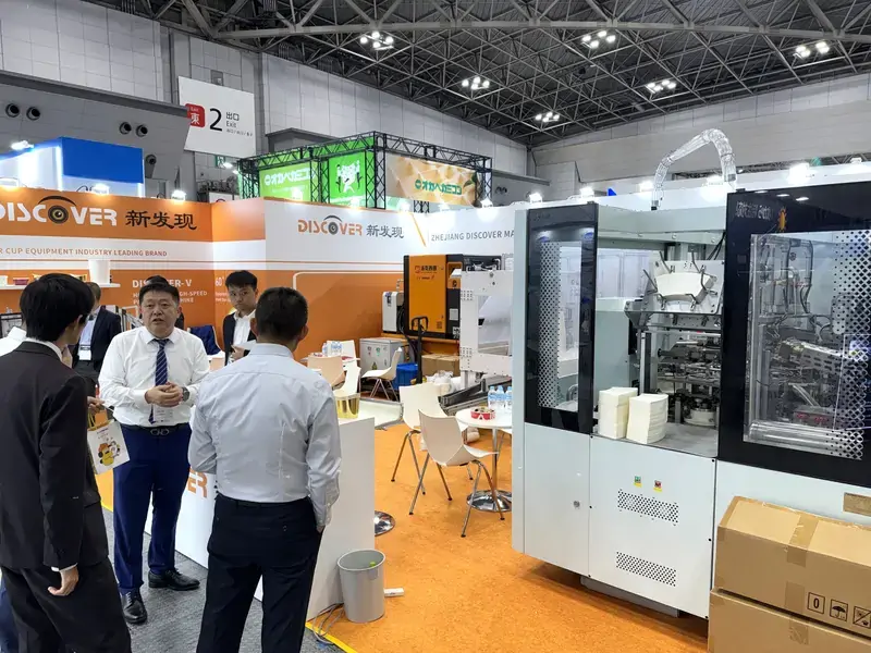 Discover Machinery engineer introducing paper cup machine to visitors at TOKYO PACK 2026