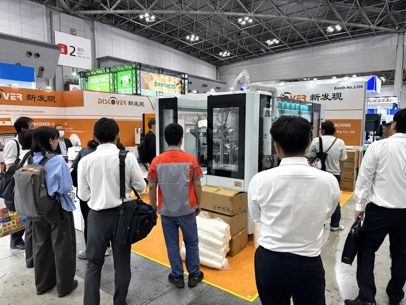 Buyers visiting Discover Machinery paper cup machine at TOKYO PACK 2026